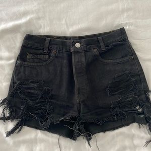 Distressed Levi’s mid rise black jean shorts